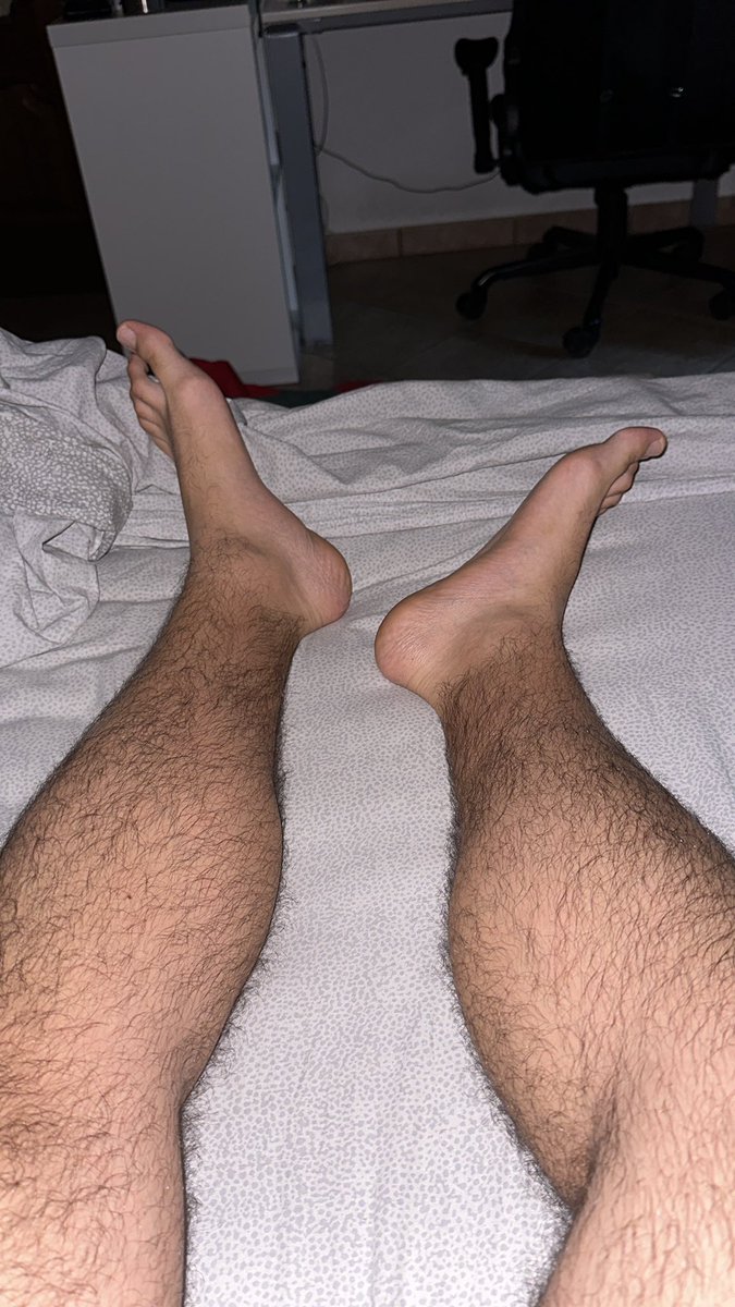 ItalianBull_'s tweet photo. Oversize feet. #findom #cashslave #malefeet #bigfeet https://t.co/0TRulAb5Jt