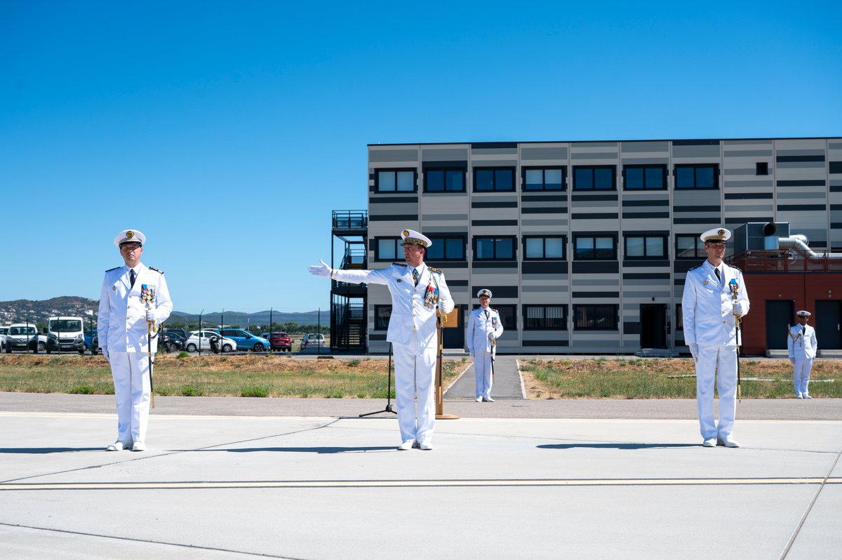 MarineNationale's tweet photo. ➡️ Le capitaine de frégate Sébastien Couprie est reconnu commandant du centre d’expertise hélicoptères de Hyères.
➡️ Le capitaine de frégate Pierre-Jean Larroque est reconnu commandant de la flottille 31F. https://t.co/rA15fSVNDc