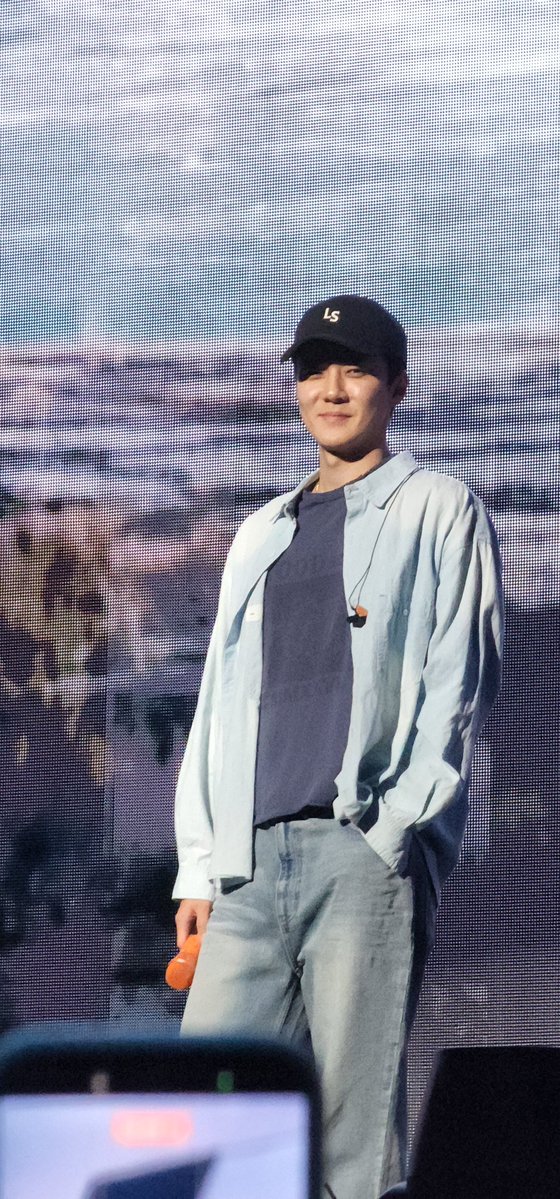 oshcuddles's tweet photo. SEHUN IS SO HANDSOME 🫠 https://t.co/21NLQGqN32