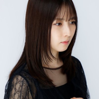 hamakawafumie's tweet photo. 少し前に撮り直しまして
#新しいプロフィール画像
でございます。
社長が「20代の頃の前髪あって尖ってたハマカワがそのまま大人になったみたいなの撮りたい」と言ってこうなりました。
我ながらちょっと懐かしい感じがします。 https://t.co/0oAKUmZTsX