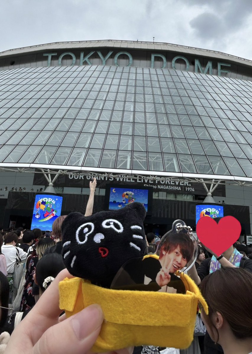 so_no_bot's tweet photo. ほーらキヨとキヨ猫
これが東京ドームだよ

#TOP4TOKYODOME2 https://t.co/pXiQaFNzJn
