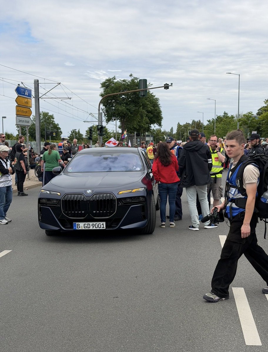 E_Boeminghaus's tweet photo. #DGB-Chefin Fahimi (SPD) gestern in Erfurt (Bild unten). 

Wasser predigen, aber Champagner leben.

Zuletzt: 

Spitzensteuersatz ab 88.800 Euro auf 49 Prozent anheben

Reichensteuersatz von 52 Prozent ab 140.000 Euro

Körperschaftsteuer mittelfristig auf 25 Prozent anheben

Vermögensteuer wieder erheben
