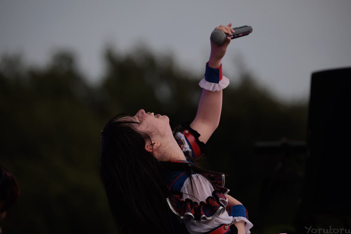 yorutoru1's tweet photo. 【4/4】

最後にもう一度。

超NATSUZOMEで、HelloYouth（@HelloYouth_2018）の槙宮令乃さん（@makimiya_reno）を見つけました。

たまたま撮影可のステージだった。
たまたまカメラを向けた。
たまたまファインダーの中にまっすぐ飛び込んできた。
でも、その一瞬で終わらなかった。
「この人を撮りたい」
「この熱を残したい」
そう思わされました。

知らなかったアイドルに、ステージ上で心を持っていかれる瞬間がある。

こういう出会いがあるから、フェスも写真もやめられない。
……と、フェス1回目の初心者が呟いています。
HelloYouth Tシャツ、欲しかったなあ。
#槙宮令乃
#ハロユス
#HelloYouth
#超NATSUZOME2026
