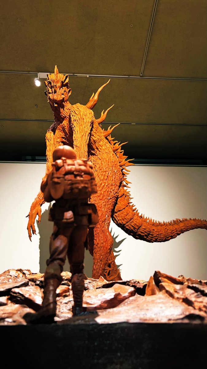 ya_scarpa's tweet photo. ゴジラTHEアート展行ってきました。

ゴジラとは、何か。

…なんなんでしょうね。

小谷元彦さんの木彫ゴジラが圧倒のスケールで恐ろしく、この生き物は何なんだろうと感じた。

あと公式図録がとても良い。 https://t.co/K68cmd2Fmy