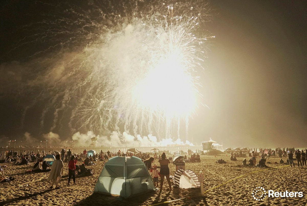 gazaarafat's tweet photo. People watch as fireworks light up the sky over the Pacific Ocean, as the United States celebrates its 250th anniversary on Independence Day, as seen from Huntington Beach, California, U.S., July 4, 2026. REUTERS/Arafat Barbakh https://t.co/r3H9WU7bzM