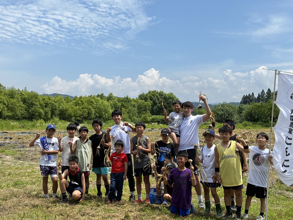 aomori_wats's tweet photo. ／
活動報告⛹️‍♂️🧄
＼

本日開催された「NAMIOKA AGURI FES 2026」に、#ワンウェイジャ 選手と #寺嶋恭之介 選手が参加しました👏

子どもたちのチームでコーチを務めたほか、にんにく収穫にも挑戦🧄
参加者の皆さんと交流し、笑顔あふれる時間となりました✨

ご来場いただいた皆さん、ありがとうございました🙇‍♀️

#青森ワッツ