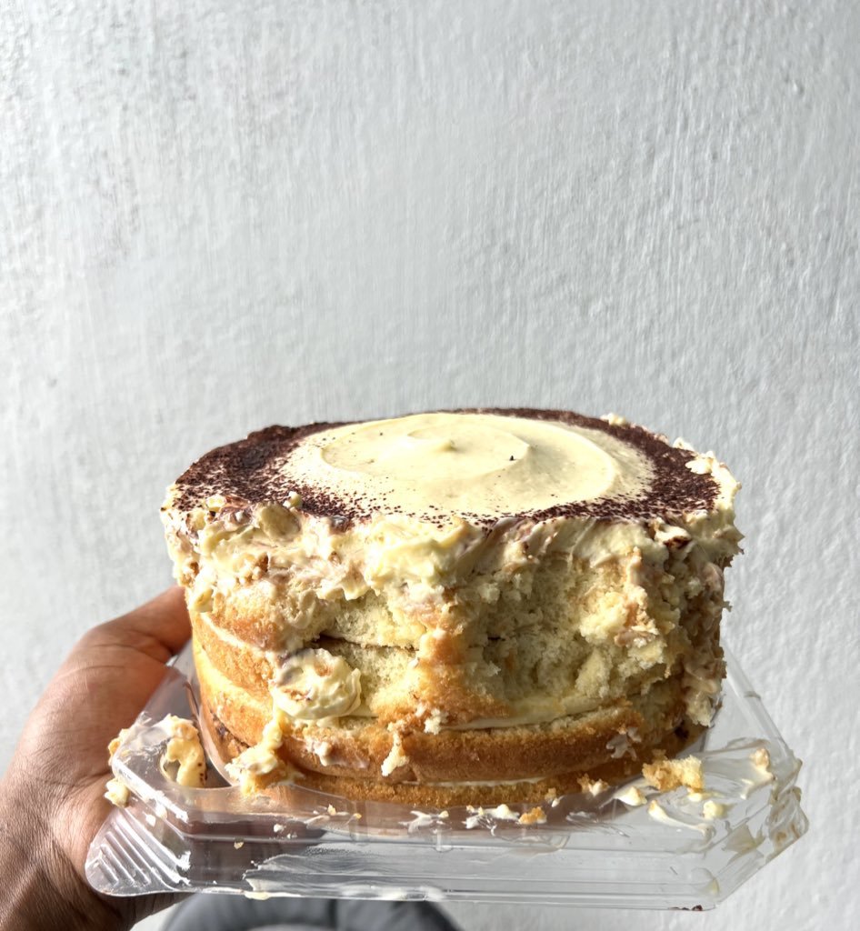 sthedoingtingss's tweet photo. Buy cake &amp; eat it however you want https://t.co/OQl9Ld03Gf