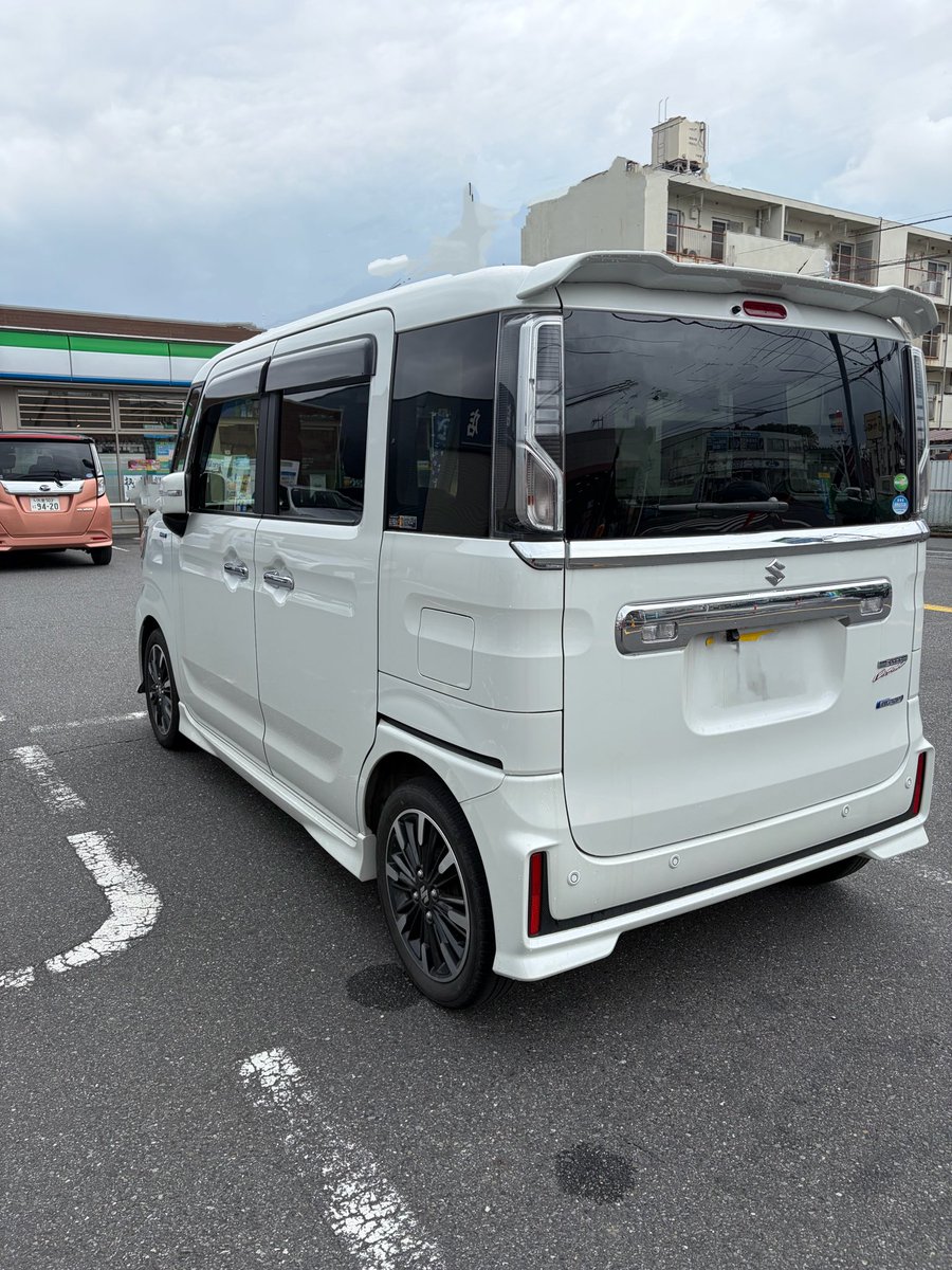 mogitateo's tweet photo. 本日はセカンドカーのスペーシアカスタムのリアタイヤ交換
ヒビ割れてたので、今回はブルーアースE sです👌
コレで雨の日も安心😊👌
#スペーシアカスタム
#mk53s
#ブルーアース https://t.co/VdUJzykyI3