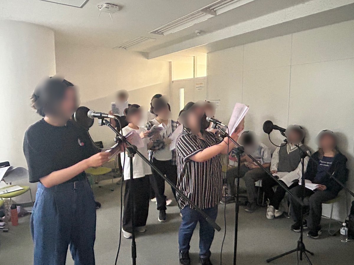 human_kago40's tweet photo. ╭━━━━━━━━━╮
　声優の授業に潜入！
╰━ｖ━━━━━━━╯
2年生による『アフレコ』の授業風景✨

実際の収録に使用された映像や台本を使って、タイミングよく声を吹き込んでいきます🗣️

マイク前に立つと、一気に声優さんに近づいた感じがしますね🙌 https://t.co/YOlBk1JxhU