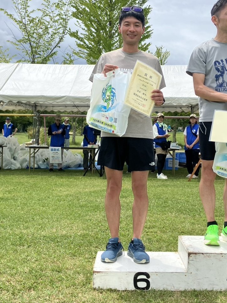 ShimixRemix's tweet photo. 10年ぶりに、やぶはらはくさいマラソン10km
40歳以上の部6位
難コースなので40分切り目安で楽に入賞予定だったが、ラスト秒差のスパート合戦でギリ入賞。今年は運がいいレースが多い。参加賞、副賞が豪華なので、また出たい。
リカバリは帰り道の萬年家。染み渡る。 https://t.co/35OoJdakfe