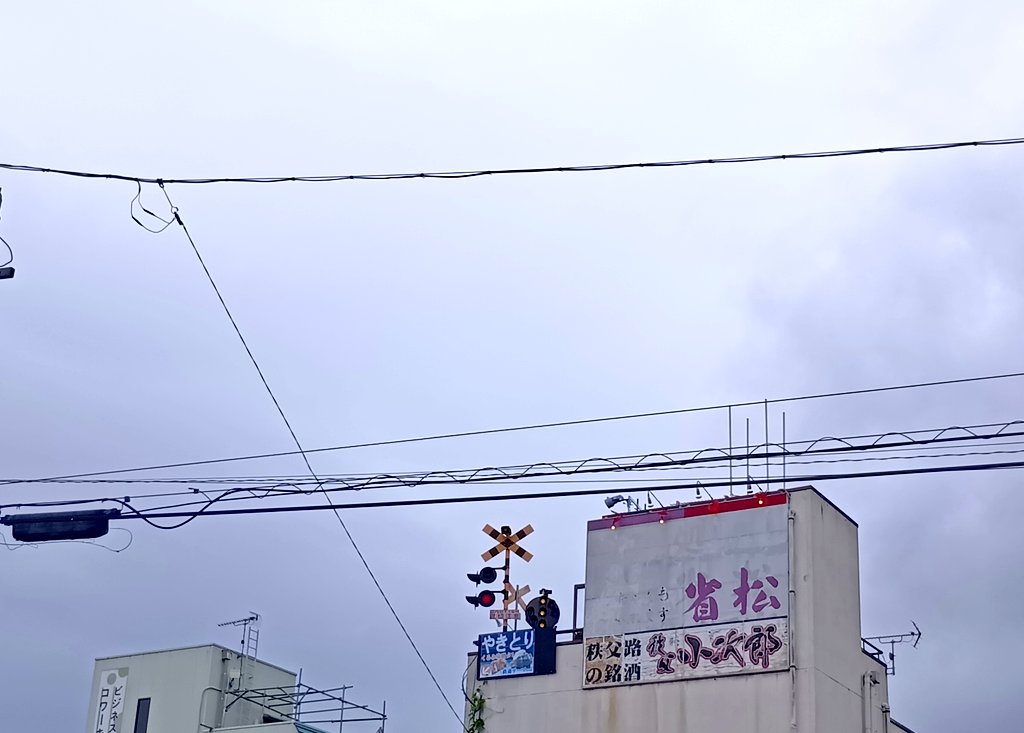 bigrock_78's tweet photo. 飯能から4000系の普通列車に乗って終点の西武秩父で下車。ガラガラの車内でダイヤ乱れの影響か、正丸トンネルで爆速のモーター音が聞けて大変満足。
古の電車のカットモデルに歓迎され駅の外へ出て徒歩で移動開始。駅出てすぐにあるビルの上に置いてある中継信号と踏切は何なんですかね？？？ https://t.co/mywP87QuMN