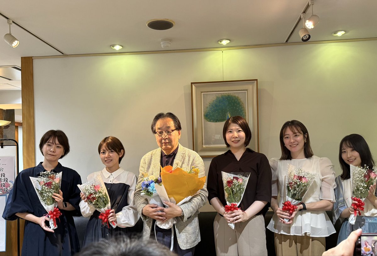 evian051's tweet photo. 昨日は両国将棋センター
最終指導対局会に参加

私が将棋を続けてこられたのは、ここで多くの気づきとともに楽しい時間を過ごさせていただき、モチベーションを維持できたからと思う✨

月例指導の先生方、厳しさと温かさとおちゃめなお人柄で人気の佐久間席主、本当にありがとうございました💐 https://t.co/Ko7rGSSe3A