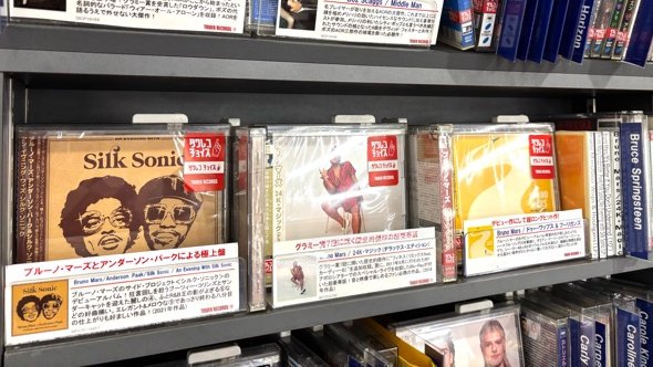 TOWER_Tachi2's tweet photo. 【#スピッツ × #ブルーノ・マーズ】

なんと‼本日放送サンデー・ジャポン内ブルーノさんへのインタビューにて発覚📺スピッツのロビンソンが大好きとのこと🫢💕急いでPOP作成しました！

洋楽コーナーに #BrunoMars のCDもございまス✨
あの美声で歌うロビンソン聴いてみたいですね🎶

#全力スピッツ https://t.co/KkC75AaGcf