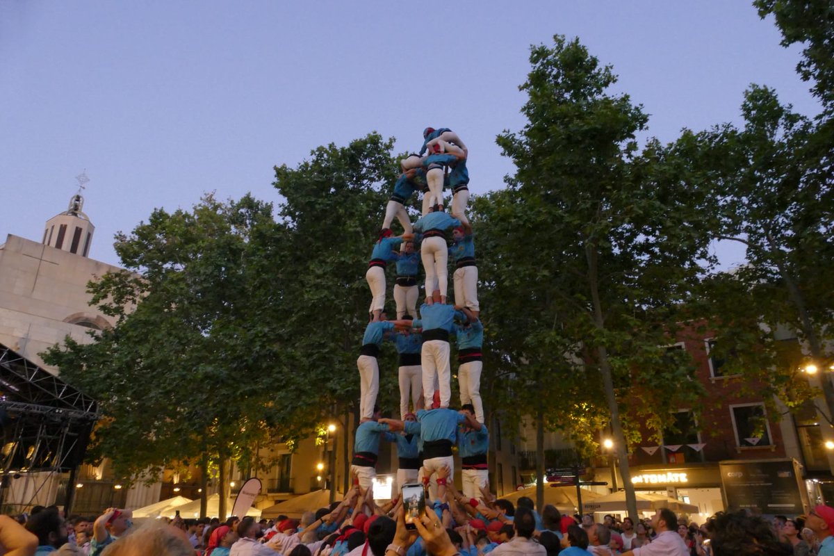 CDTerrassa's tweet photo. Vígilia i cercavila de Festa Major superats amb el 7d7, el 2d7, el 5d7 i vano de 5; i el 3d7, pilars de 4 i construccions netes.

Segueix la festa! Som-hiiii! A pel millor diumenge de l’any!🩵

#castells #terrassa #lanostraraodeser #latravessablauturquesa https://t.co/BTXylzORgE