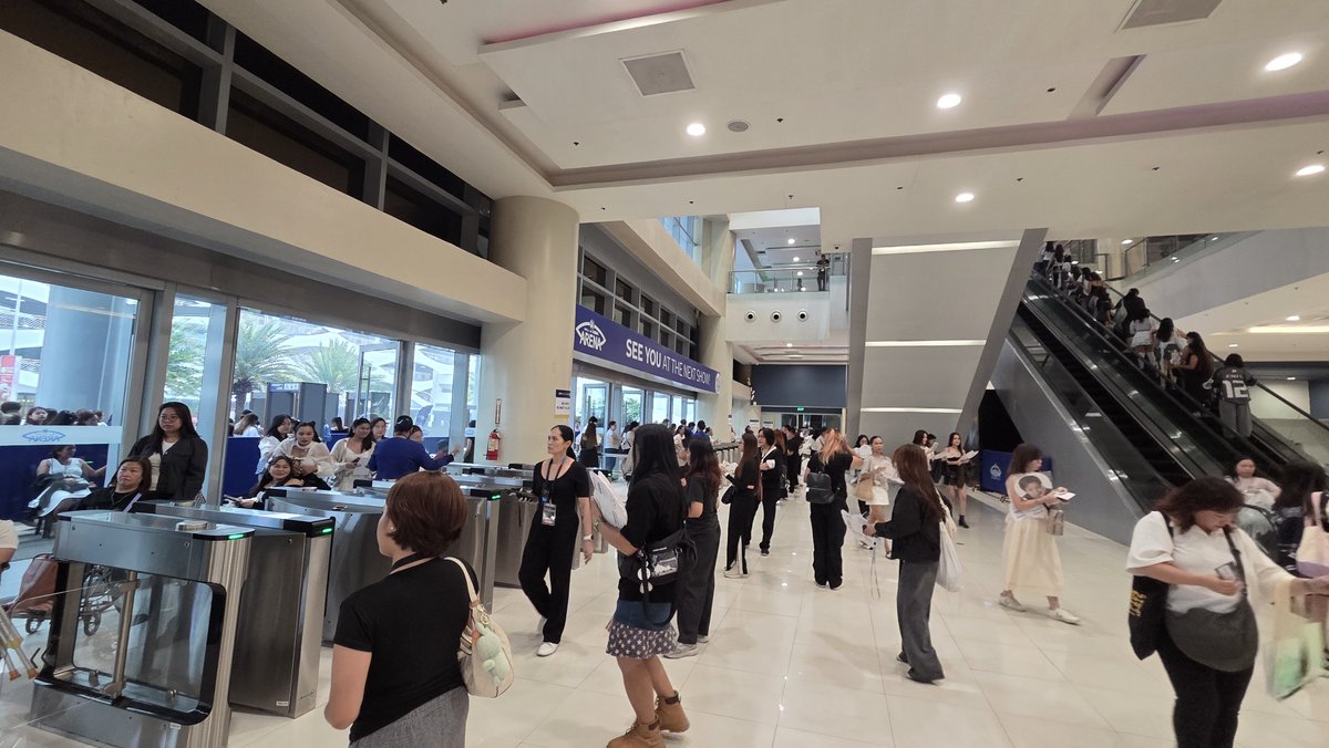 pulpliveworld's tweet photo. The doors are now open, EXO-L! 🖤

You may now enter SM Mall of Asia Arena. 🥰 Find your seats, snap some photos, meet your fellow EXO-L, and enjoy!
 
Have an amazing time, everyone! 😉🎊

#EXO #엑소 #weareoneEXO #EXOPLANET #EXhOrizon #EXhOrizoninMANILA https://t.co/HrnJmvhXRq