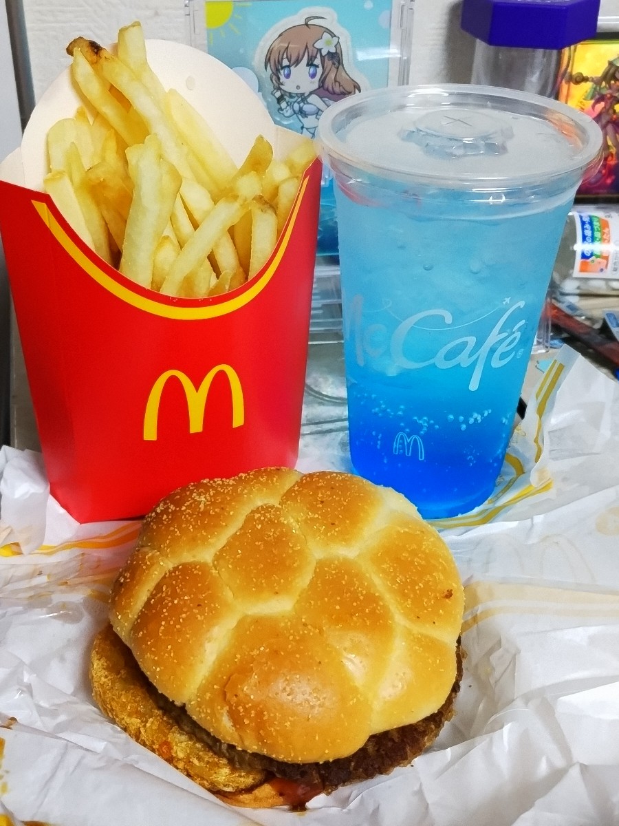 jam_sand's tweet photo. マクドナルドと葬送のフリーレンがコラボ！

防御魔法をイメージしたバンズ、アイゼンのハンバーグをイメージした肉厚ビーフ、フリーレンを担ぐヒンメルをイメージしたマックフィズ、黄金郷をイメージしたフライドポテト

とかどうですか？ https://t.co/Kcs40AaJij