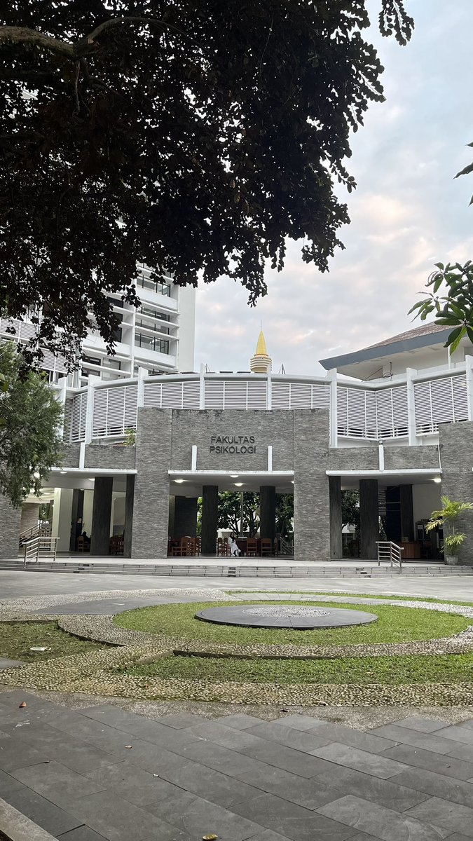jenggotpiranha's tweet photo. Fun fact, anak psiko kalo kelas ga di gedung ini https://t.co/VwoTu76k3T