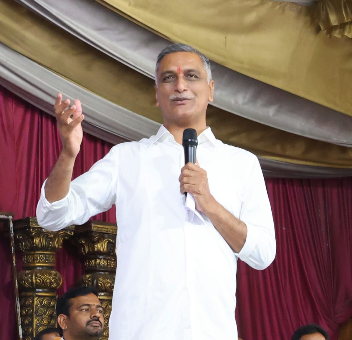 BrsSiddipet's tweet photo. సిద్దిపేటలో రియల్ ఎస్టేట్ వ్యాపారుల ఆత్మీయ సమ్మేళనంలో పాల్గొన్న మాజీ మంత్రి, ఎమ్మెల్యే @BRSHarish గారు.. https://t.co/rpfF5Fy0yi