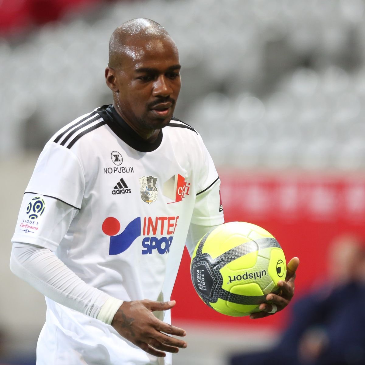 braquageamiens's tweet photo. ♥️ Gaël Kakuta met un terme à sa carrière !

👉🏻 139 matchs et 42 buts avec l’ASC

🤩 Gaël restera à jamais le premier buteur du club en L1 et l’un des plus grands joueurs, voire le plus grand, à avoir porté notre maillot !

Merci pour les frissons Kakut’ ! Tu nous as fait vibrer! https://t.co/8DQhzXiYXl