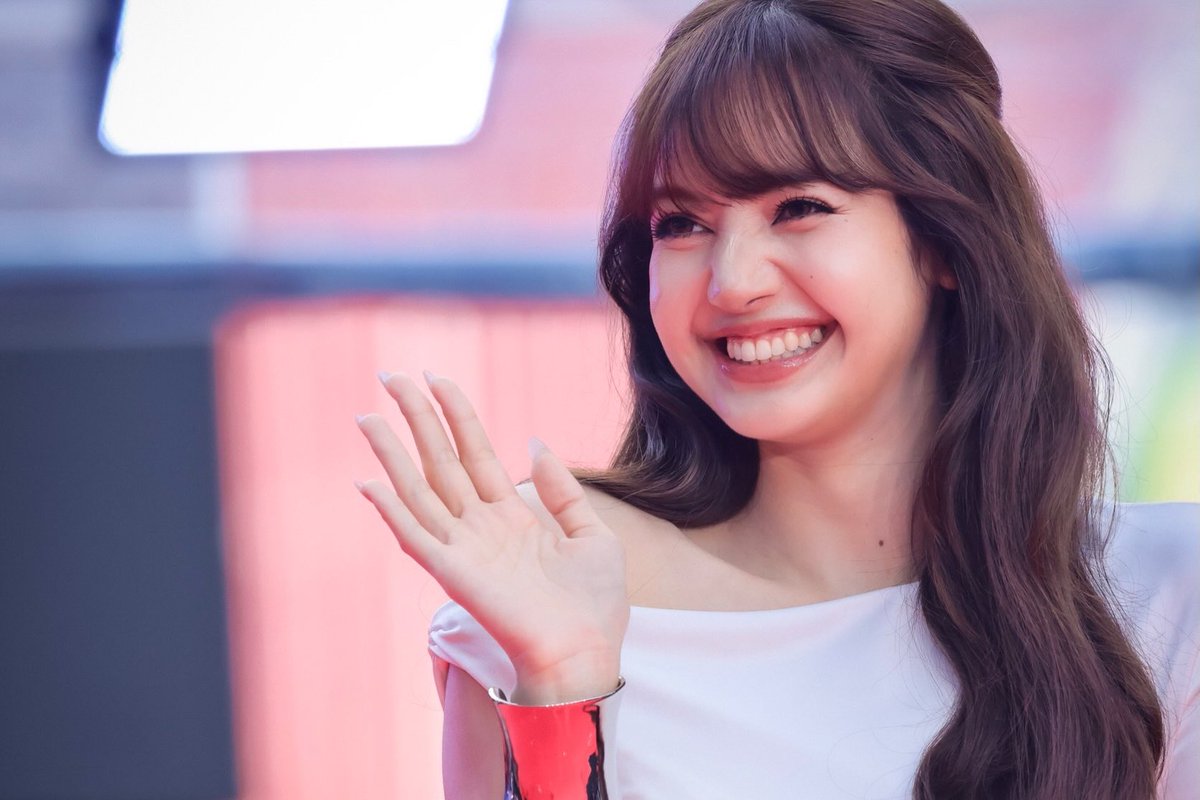 Lalilalizz's tweet photo. เพื่อลูกสาวคนสวย❤️

#LISAxSHISEIDO 
#LISAwithULTIMUNE
#ULTIMUNESTUDIOatCENTRALWORLD https://t.co/j84cjVlnFl