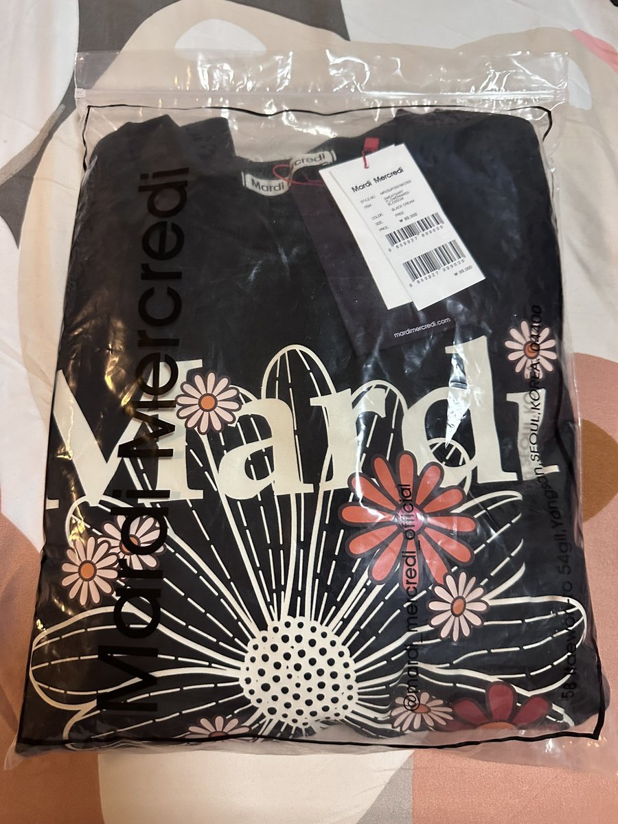 itsrainbowday's tweet photo. ส่งต่อ mardi mercredi sweatshirt สี black cream free size

💟 new in pack 1200 ส่งฟรีค่ะ

#ส่งต่อเสื้อผ้า #ส่งต่อmardi #ส่งต่อสเวตเตอร์ #พรีเกาหลี  #พรีออเดอร์เกาหลี #เสื้อmardi #กดเว็บเกาหลี #mardi #หิ้วเกาหลี #โล๊ะตู้เสื้อผ้า #โล๊ะตู้ https://t.co/XBV2JRtdmG