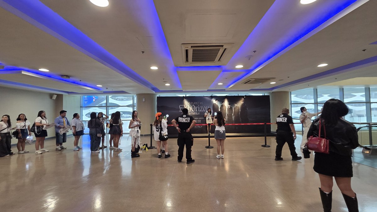 pulpliveworld's tweet photo. The doors are now open, EXO-L! 🖤

You may now enter SM Mall of Asia Arena. 🥰 Find your seats, snap some photos, meet your fellow EXO-L, and enjoy!
 
Have an amazing time, everyone! 😉🎊

#EXO #엑소 #weareoneEXO #EXOPLANET #EXhOrizon #EXhOrizoninMANILA https://t.co/HrnJmvhXRq