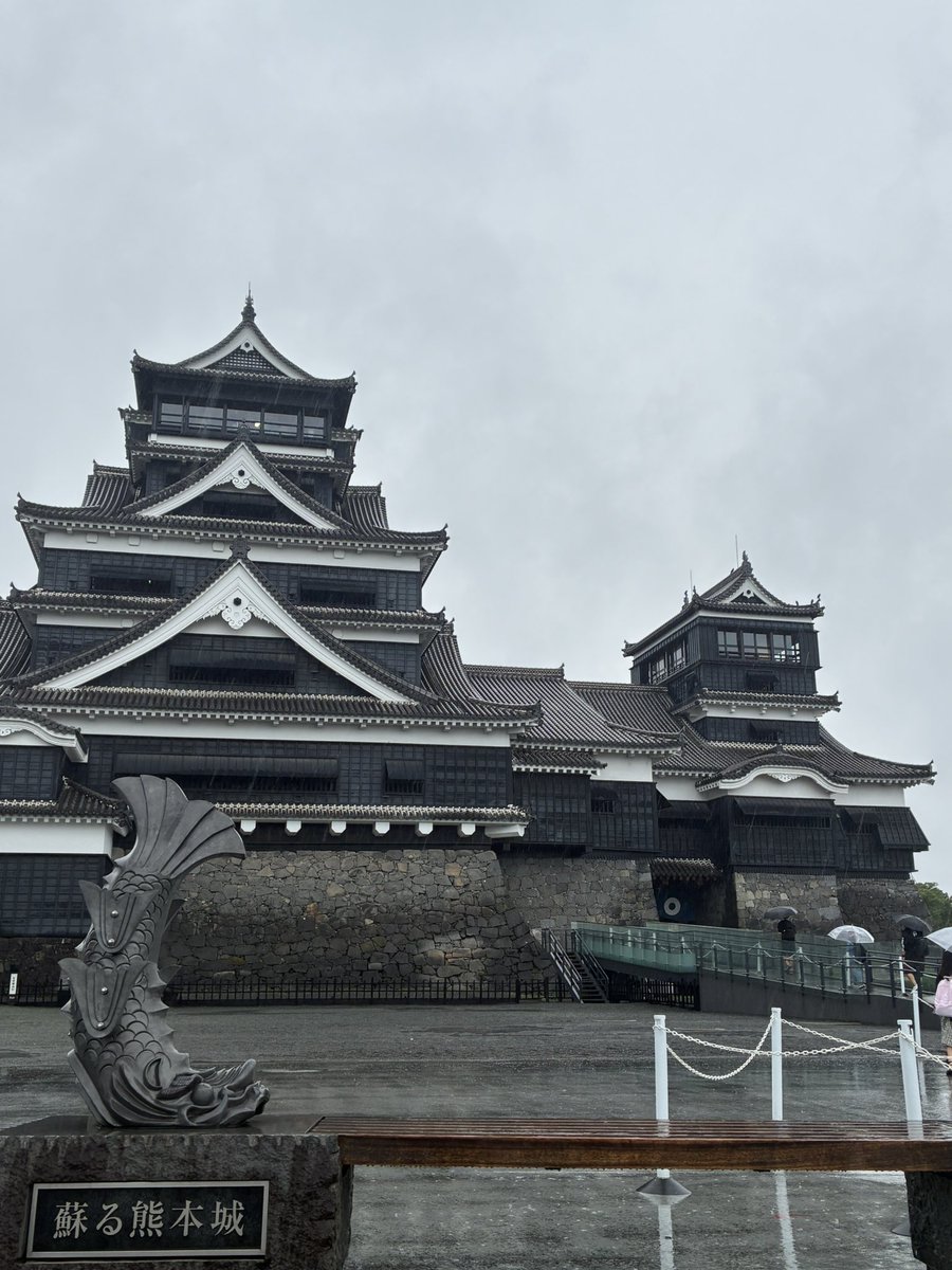 koma_3's tweet photo. 本日は熊本。熊本城へ向かい、最寄駅で降りるとパラパラと雨。そしてみるみる土砂降り😳
お城見学の後は熊本ラーメン。お店選びに迷ってた時見た瀬戸熊プロのポストで決めた黒亭さんへ。美味しかったー😋

夜は馬肉食べてきます🫡 https://t.co/EO3RkXVJOw