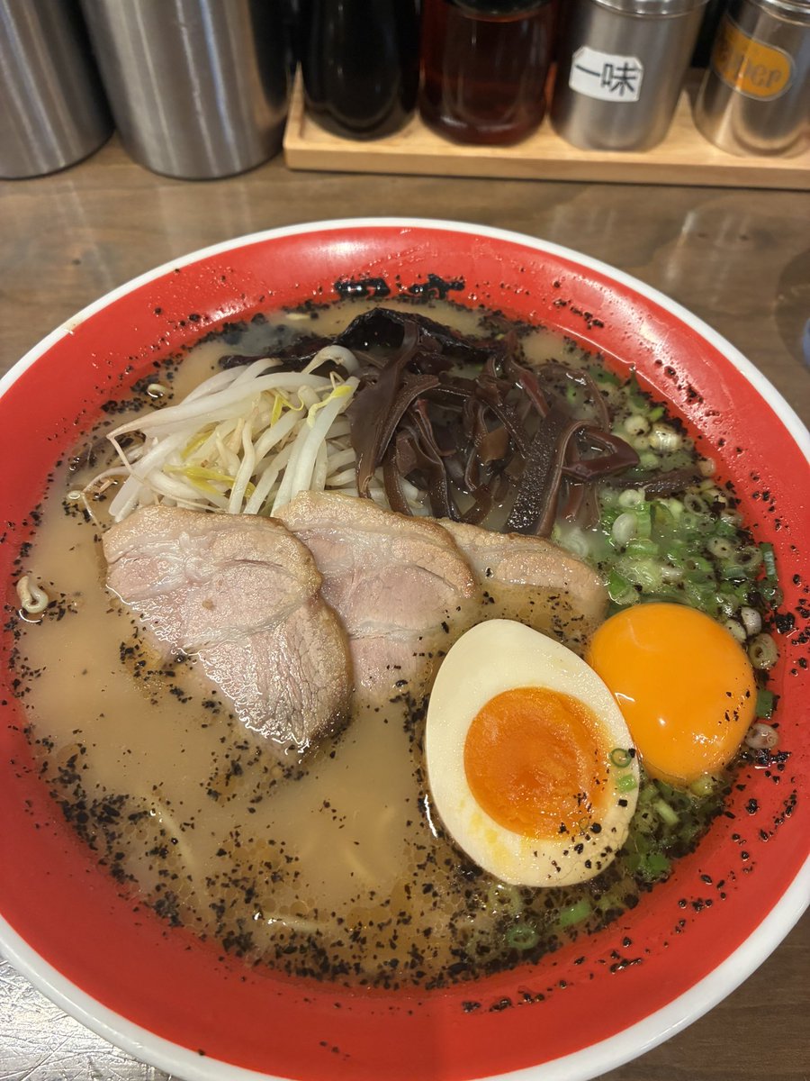 koma_3's tweet photo. 本日は熊本。熊本城へ向かい、最寄駅で降りるとパラパラと雨。そしてみるみる土砂降り😳
お城見学の後は熊本ラーメン。お店選びに迷ってた時見た瀬戸熊プロのポストで決めた黒亭さんへ。美味しかったー😋

夜は馬肉食べてきます🫡 https://t.co/EO3RkXVJOw
