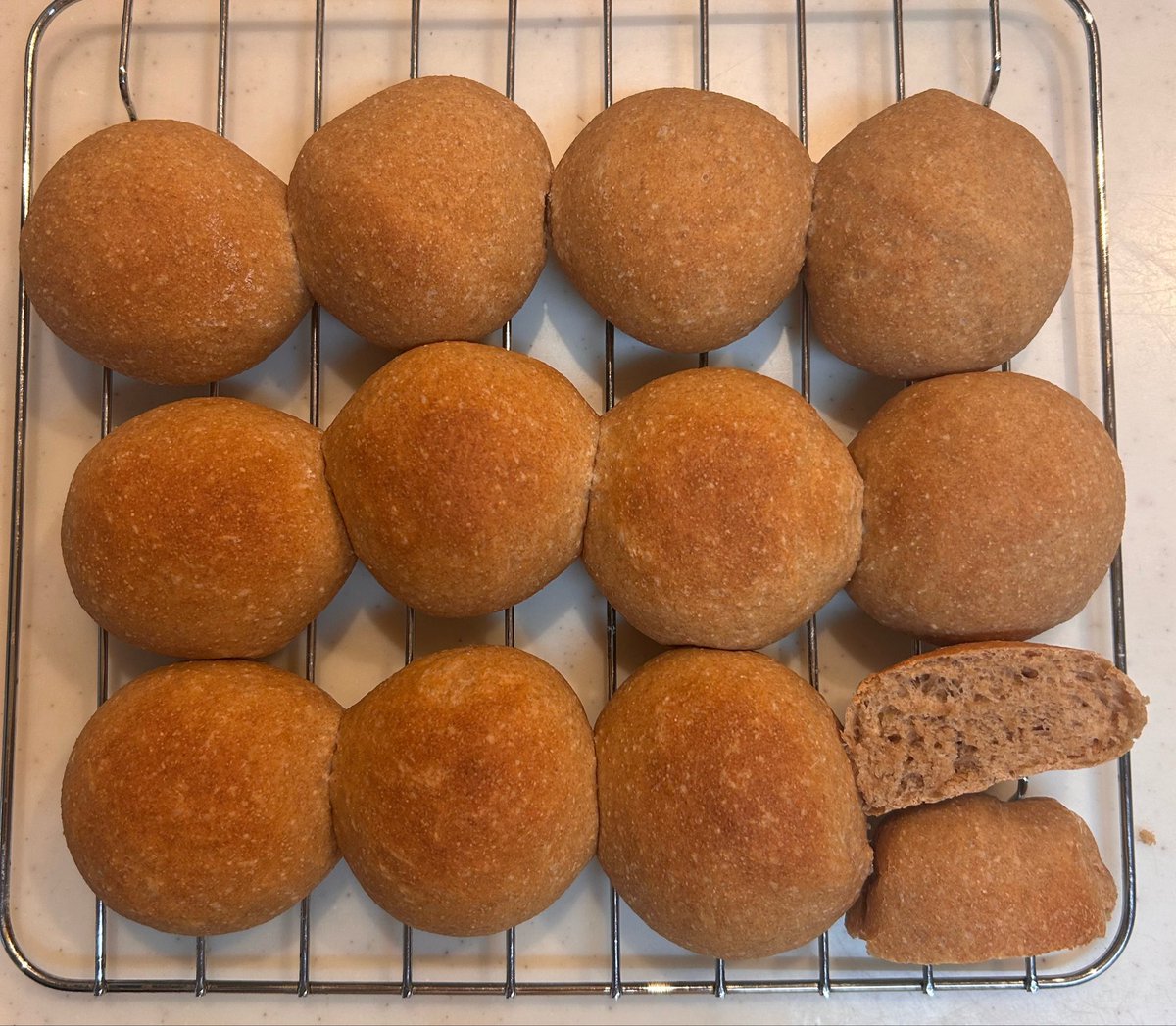 zarikoben's tweet photo. 準強力粉でフランスパンのつもりが、間違えて全粒粉を使ってしまった(^◇^;)
なんとか膨らんだけど、味が濃いぞ〜っ！
全粒粉100%パン焼きました(笑 https://t.co/87ZMDUToW9