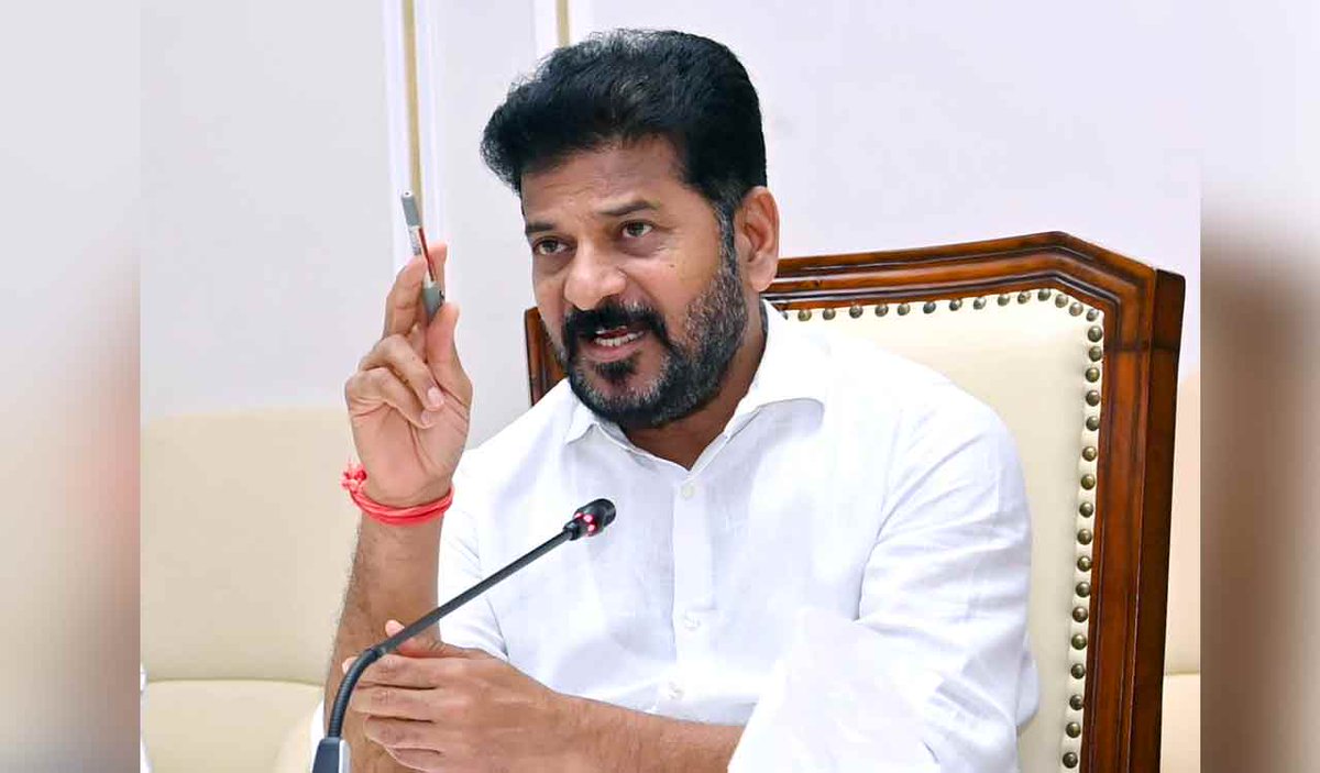 Varadha_68's tweet photo. ఈ సంవత్సరం కేటీఆర్ ని అరెస్టు చేయండి.
కస్టోడియల్ టార్చెర్ చేయడానికి  వెనకడుగు వేయకండి. పాదయత్రకి పనికి రాకుండా చేయండి. 
ఎన్ఎచ్ఆర్సి వాళ్ళు మీ మీదకి రాకుండా నేను చూసుకుంటా.
నాకు కేంద్ర ప్రభుత్వ మద్దతు ఉంది.
ప్రజలు నాలుగు రోజులు ధర్నాలు చేయడం తప్పితే ఎవరూ ఏమీ చేయలేరు.
ఈ లోపు కాళేశ్వరం కేసులో సిబిఐ ఎంటర్ అవుతుంది.
లక్షకోట్ల స్కాం అని మీడియాలో డిబేట్లు వరుసగా పెడితే కేటీఆర్ కి ఏమైనా ఎవరూ పట్టించుకోరు. 
పోలీస్ బాస్లకు సీఎం ఆదేశం?