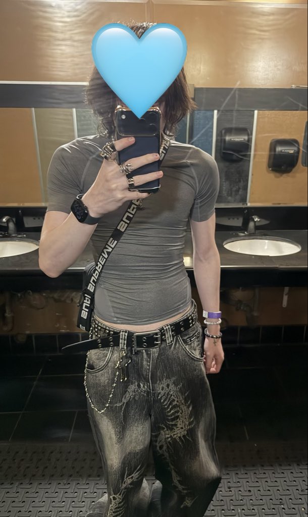 SenzVT's tweet photo. Wore this outfit to a club today, got some compliments. 🥰 https://t.co/ioFNaC3LKB