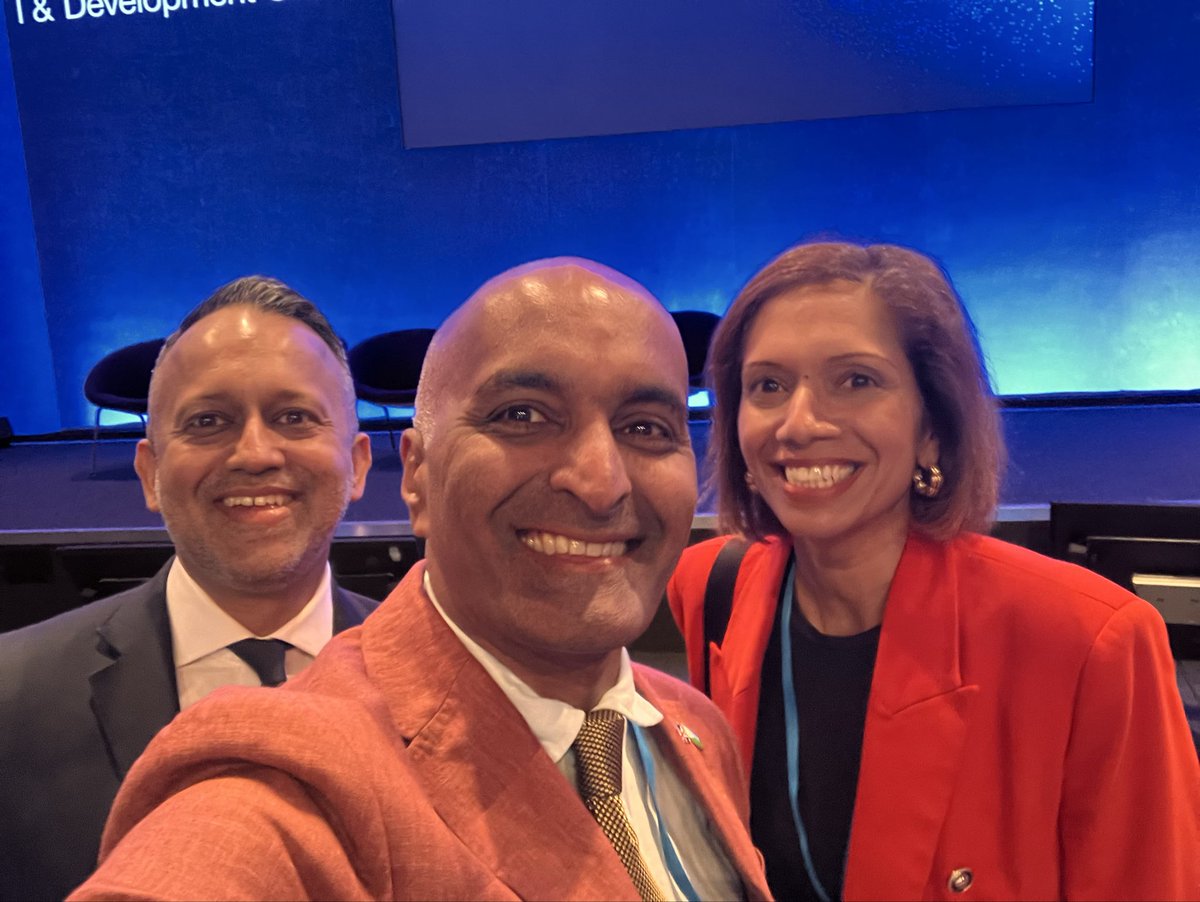 BritAmbVinay's tweet photo. 🇬🇧 People and Places

This year’s UK Ambassadors Leadership week focused on AI &amp; Tech📟

Compelling (and a bit scary!)😧 

🇫🇷
Personnes et Lieux

La semaine du leadership des ambassadeurs 🇬🇧 de cette année s’est concentrée sur l’IA et la tech 📟

Fascinant (et un peu effrayant !) https://t.co/zdJjllI0hM