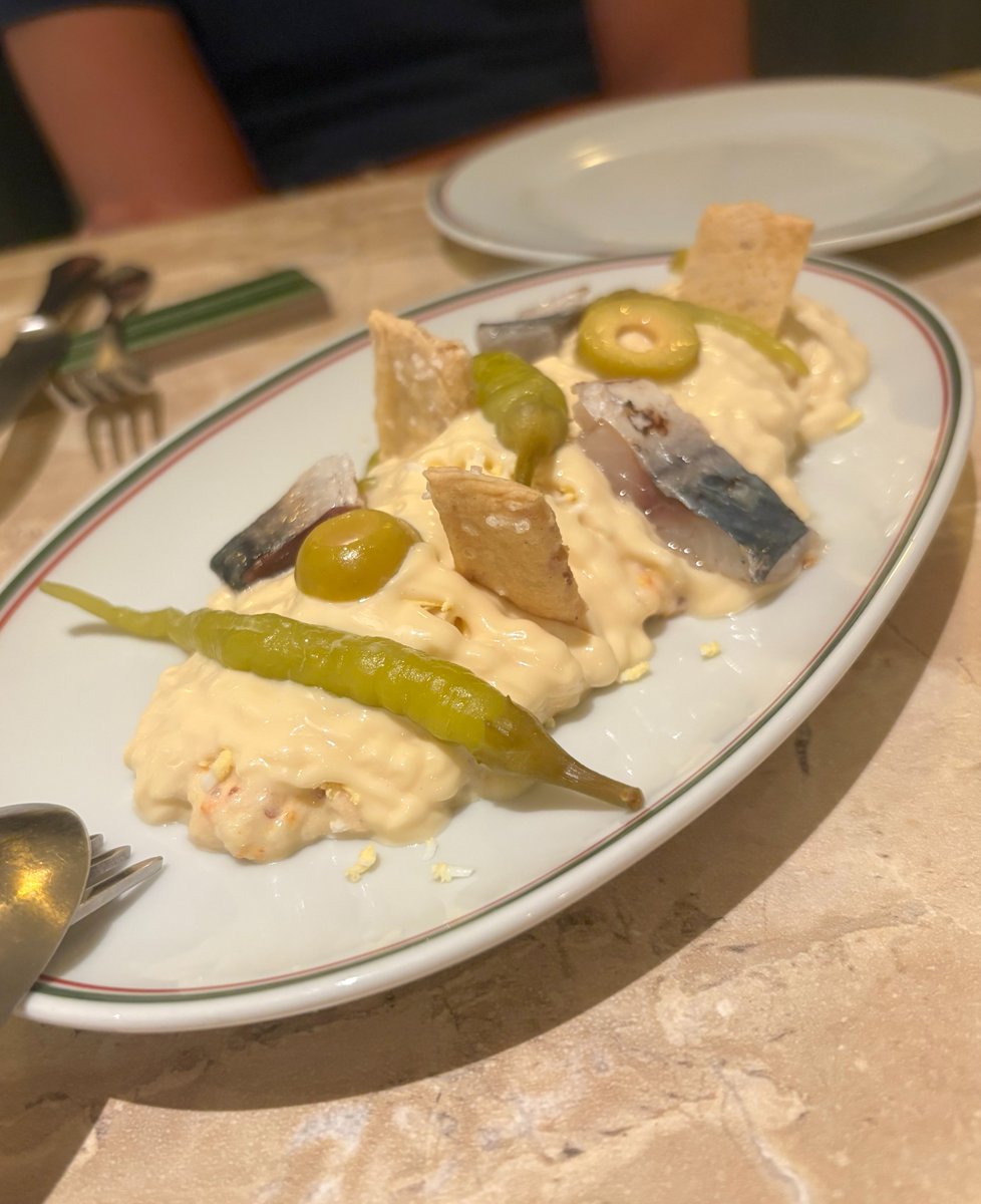 ricardsampere's tweet photo. No tot està perdut. #Finorri demostra que encara és possible trobar bona cuina i servei tocant a la Rambla, que de fa anys sembla haver renunciat a la gastronomia. Crònica a👇https://t.co/el0sA74TU0 PS. Si interacciono poc, és que estic uns dies «vivint» a Stockholm. https://t.co/c2CyoA3psu