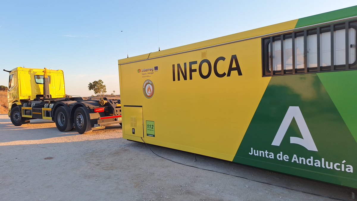 Plan_INFOCA's tweet photo. 🔴 #IFMorónDeLaFrontera [ACTIVO] | Medios;
▪AÉREOS: Se incorporan ahora: 🚁 1 semipesado y🛩️2 anfibios ligeros
▪TERRESTRES:
👩‍🚒 75 profesionales, 🚒 2 autobombas, 🚜 2 buldócer
📡 1 unidad meteorología, 1 unidad de análisis de incendios 1 módulo de mando
🩺 1 unidad médica
… https://t.co/OaRwcK0Qo5