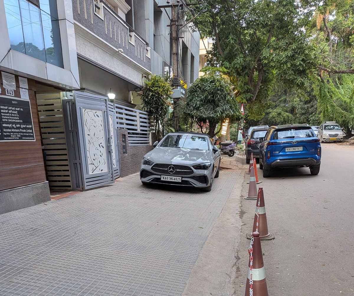 Anjan94150697's tweet photo. This regime beats down the poor and bows to billionaires!
THE ANTI-POOR GOVERNMENT.!
#OperationFootpath https://t.co/kuh5wXvIIz