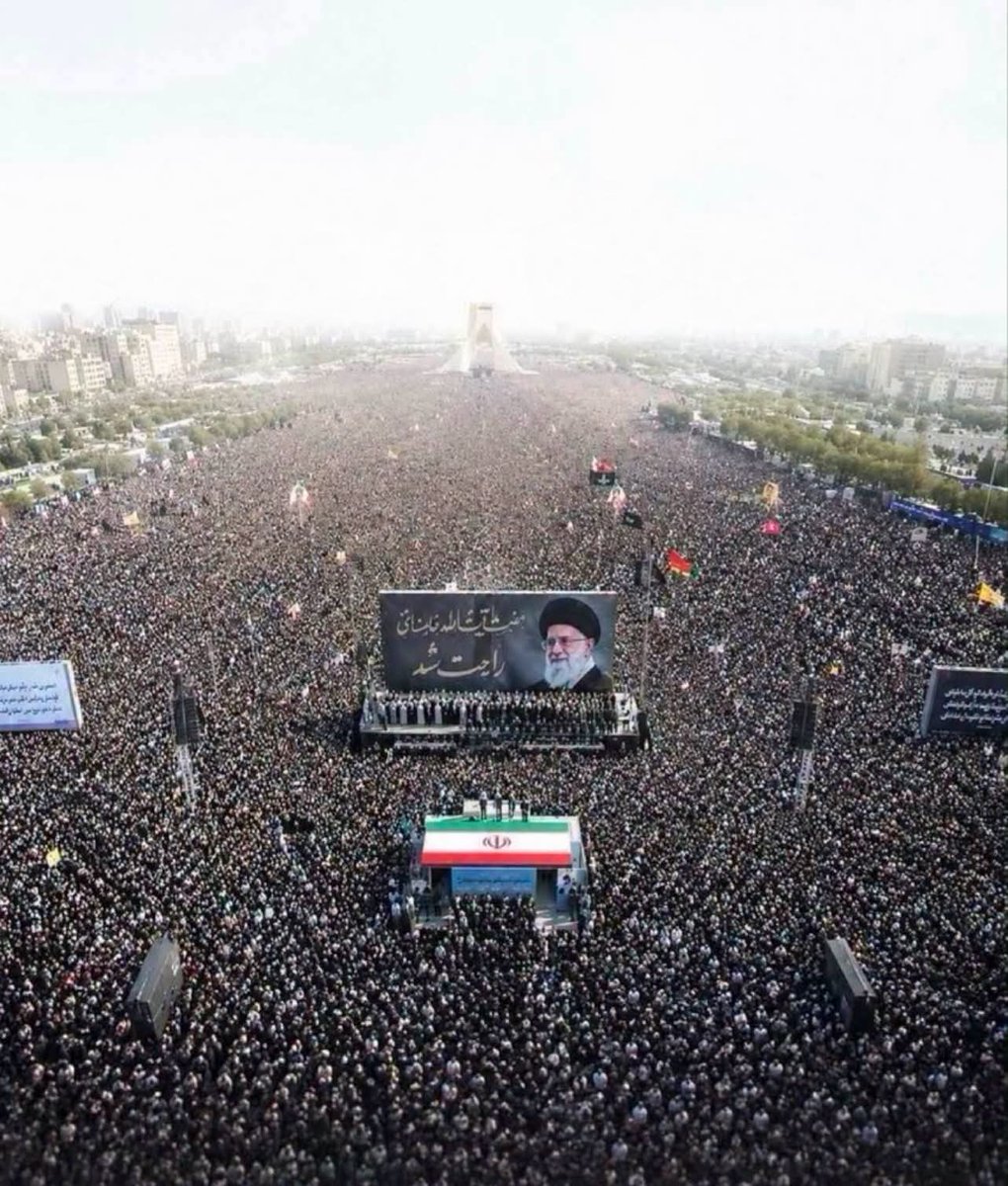 mtupeace255's tweet photo. Mmeona lakini Khamenei alivozikwa na mamilion ya watu https://t.co/iVPWegz1u9