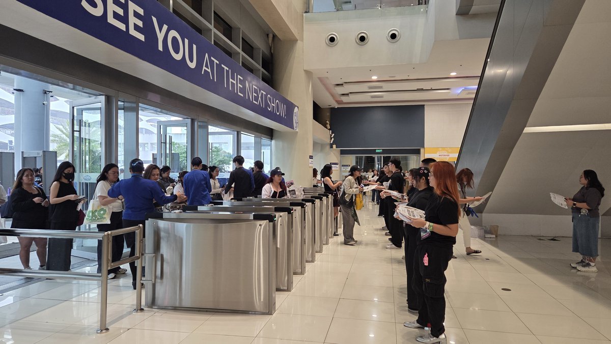 pulpliveworld's tweet photo. The doors are now open, EXO-L! 🖤

You may now enter SM Mall of Asia Arena. 🥰 Find your seats, snap some photos, meet your fellow EXO-L, and enjoy!
 
Have an amazing time, everyone! 😉🎊

#EXO #엑소 #weareoneEXO #EXOPLANET #EXhOrizon #EXhOrizoninMANILA https://t.co/HrnJmvhXRq