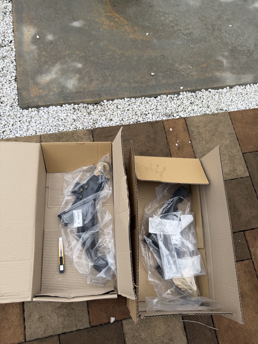 5033_ha's tweet photo. ヴィヴィオのフロントロアアーム交換
新品が出ることに感謝
ボルトも全部一新したかったけど、フロント側のボルト以外廃盤😇 https://t.co/wvUlEvABxf