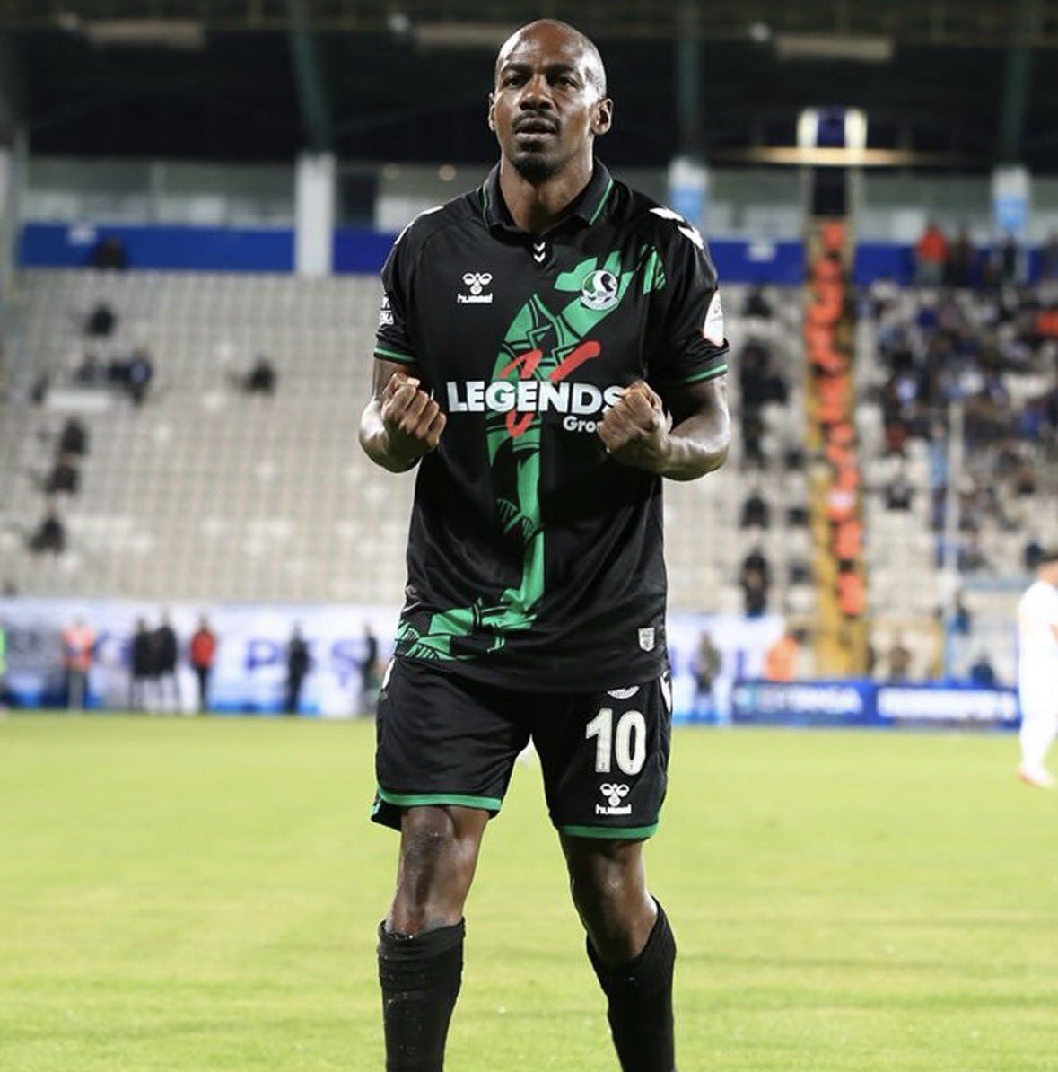 cankatv_'s tweet photo. 🚨Gael Kakuta Futbolu Bıraktı!

Sakaryaspor’a 2025 kış transfer sezonunda transfer olan tecrübeli oyuncu Gael Kakuta 35 yaşında futbolu bıraktığını açıkladı.

“Bugün, çok mütevazı bir şekilde, futbol kariyerimin sonunu duyuruyorum. Futbol bana çok şey verdi: muazzam sevinçler, beni büyüten tecrübeler, unutulmaz karşılaşmalar ve sonsuza dek kalacak anılar. Yolculuğuma çıkan herkese teşekkür etmek istiyorum: ailem, sevdiğim insanlar, antrenörlerim, takım arkadaşlarım ve benimle her zaman inanmış olanlar.”

#sakaryaspor #tatangalar