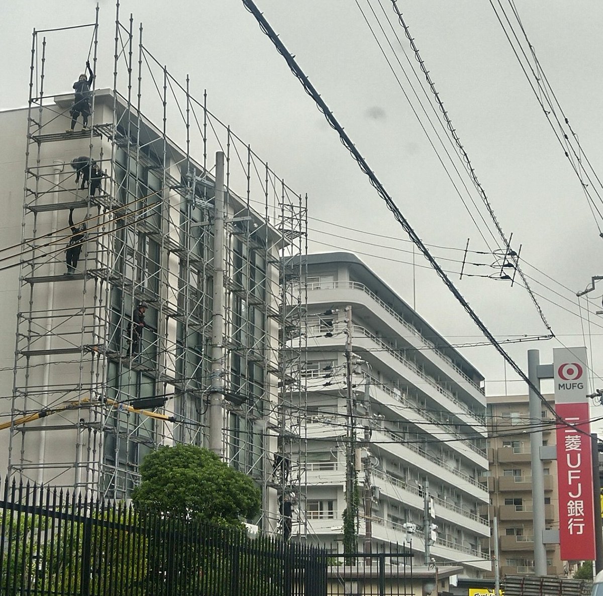 evergreen1510's tweet photo. 昔立て込もり事件があった
三菱UFJ銀行北畠支店(旧三菱銀行北畠支店) 、
ビルの周りに足場建ててたけどやっと建て直しするのかな？それとも外壁塗り替え？
イメージ悪い事件だったから建て直した方がいいのに💧死者も出てるのに… https://t.co/nyh3fqC7s8