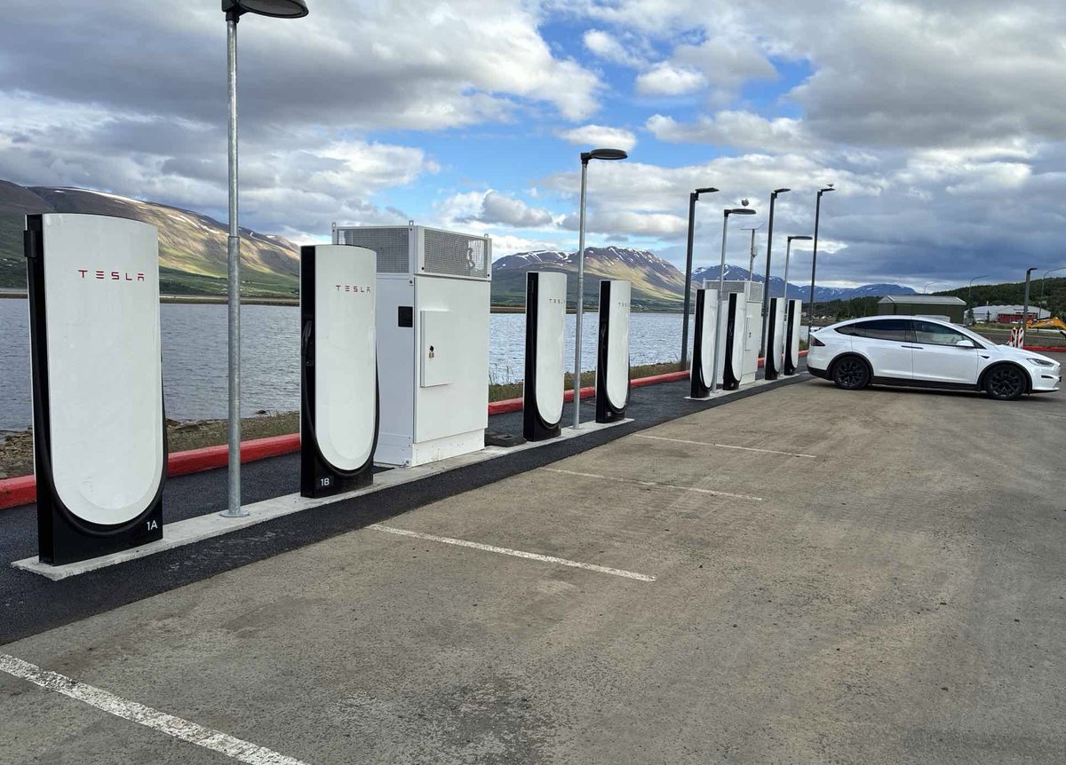 Tesla Charging tweet media