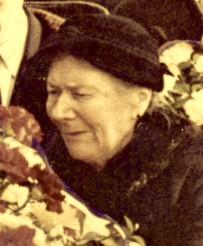 paroles_la's tweet photo. 1941. Le Havre. Elle vit seule, chichement. Mais elle a juré à son mari mourant que si la guerre revenait, elle servirait la France comme lui en 14-18. À 63 ans, elle bravera tous les dangers et restera à jamais pour ses jeunes camarades "Maman Vagabond". Constance Foucher. https://t.co/2ngjdfEcQ2