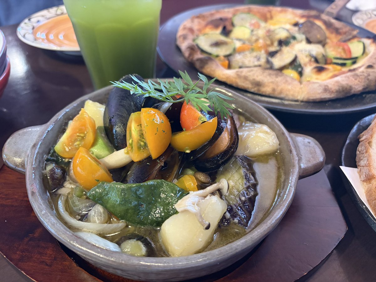 justkeepbuying_'s tweet photo. 久しぶりにおっかさんを連れランチへ🍽️ 
夏野菜たっぷりで食も進み、和洋2軒ハシゴです。トラットリアサッチさんでは店舗の敷地内に食材の直売所があるので自宅でも楽しめちゃう。イタリアンで緑茶が頂けるのも珍しい。オイル系でもスッキリしてお料理と相性抜群。
買ってきたお野菜で何作ろうかな〜 https://t.co/y3rbftb2FB