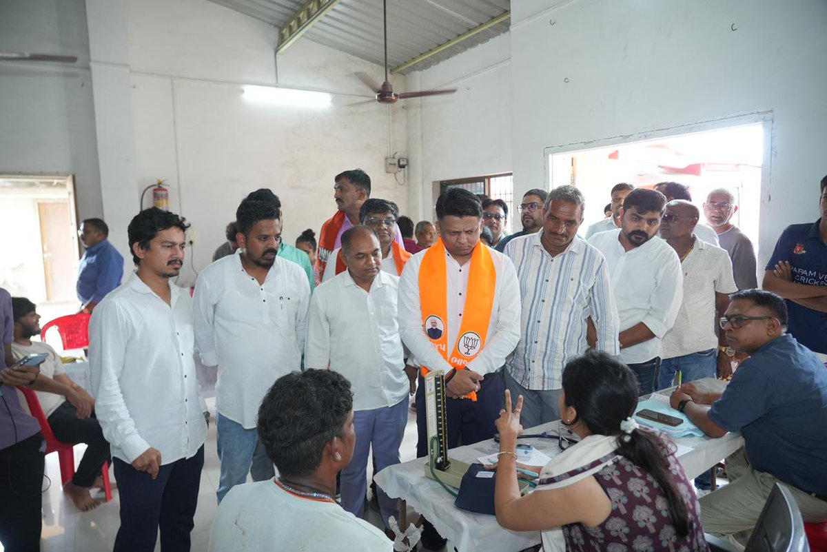 dhaval241086's tweet photo. કર્તવ્ય ગ્રુપ ખેરગામ દ્વારા આયોજિત રક્તદાન કેમ્પમાં ઉપસ્થિત રહી રક્તદાતાઓનો ઉત્સાહ વધાર્યો.

આ માનવસેવાના પવિત્ર કાર્યમાં સ્વૈચ્છિક રીતે રક્તદાન કરનાર તમામ રક્તદાતાઓ, તબીબી ટીમ અને આયોજનને સફળ બનાવનાર તમામ કાર્યકર્તાઓને હૃદયપૂર્વક અભિનંદન.

રક્તદાન એ માત્ર દાન નથી, પરંતુ કોઈના જીવનને નવી આશા આપવાનો શ્રેષ્ઠ સંકલ્પ છે.