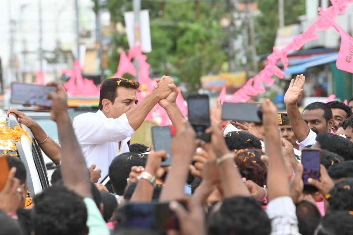BRSparty's tweet photo. కాంగ్రెస్ సర్కార్ కంచెలను బద్దలు కొడుతూ..
కాళేశ్వరం వైపు దూసుకెళ్తున్న రామన్నకు అడుగడుగునా వెల్లువెత్తుతున్న ప్రజాభిమానం 🩷

@KTRBRS https://t.co/VQTDsdUBeI