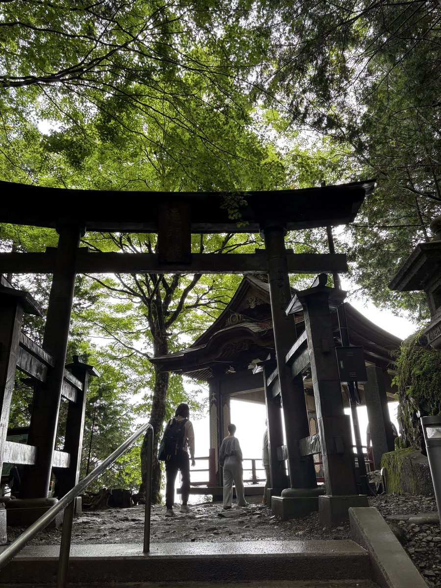 loverabe's tweet photo. 今年も三峯神社へ御眷属の拝借に。
着いた時の霧の深さは過去一で神秘的な雰囲気がすごい。
鹿を2頭、間���で見て感激。
奥宮の登山道でオオカミならぬ熊の目撃情報が出たようなので、神社からのお知らせは事前確認してお参りしましょう…
https://t.co/8fFZiiEcqv
#tokyopod #オオカミパワー https://t.co/bx5WG9EX9l