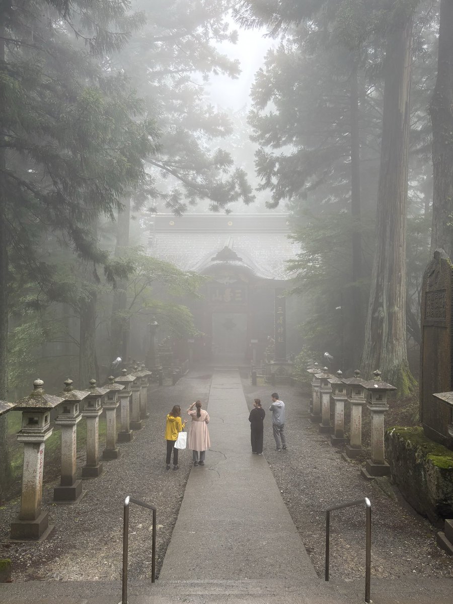 loverabe's tweet photo. 今年も三峯神社へ御眷属の拝借に。
着いた時の霧の深さは過去一で神秘的な雰囲気がすごい。
鹿を2頭、間���で見て感激。
奥宮の登山道でオオカミならぬ熊の目撃情報が出たようなので、神社からのお知らせは事前確認してお参りしましょう…
https://t.co/8fFZiiEcqv
#tokyopod #オオカミパワー https://t.co/bx5WG9EX9l