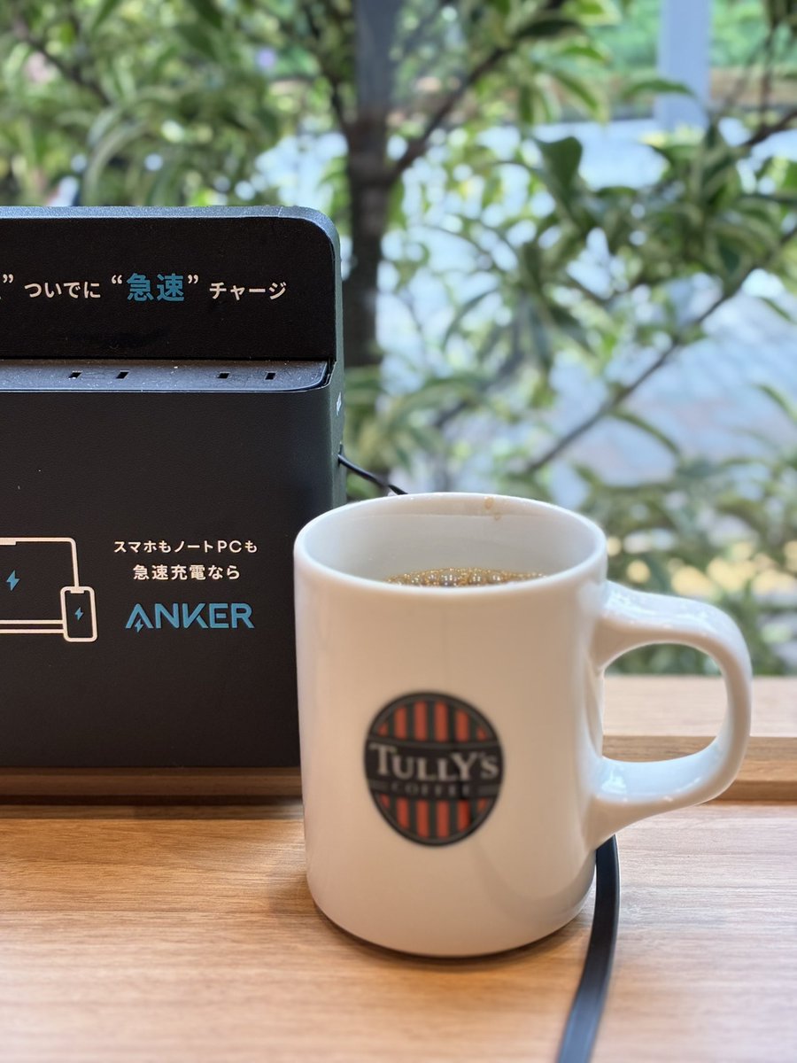 ayatakeuchi3's tweet photo. 充電ボックスがあるなんて✨🤹🏻‍♂️
Ankerじゃなかったら警戒するけど
タリーズすごい〜✨✨ https://t.co/BxJtJ1zBFq