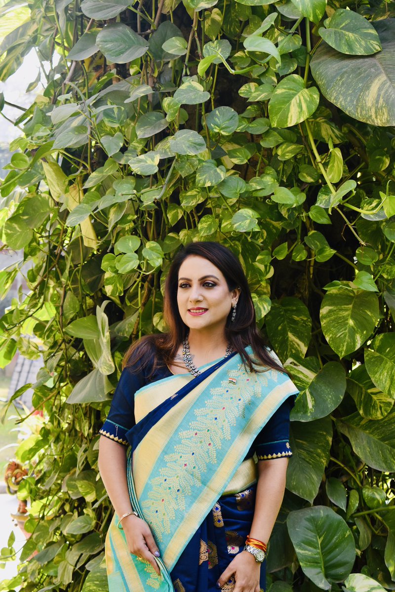 sonalgoelias's tweet photo. ✨ कर्म करना केवल जिम्मेदारी नहीं, 
बल्कि अपने उद्देश्य को जीने का माध्यम है।🙏🏻

हर दिन एक नया अवसर लेकर आता है— कुछ बेहतर सीखने का, कुछ नया करने का और अपने प्रयासों से सकारात्मक परिवर्तन लाने का। 👏🏻

याद रखिए—

“मेहनत की राह पर जो मुस्कुराकर चलता है,
मंज़िल भी एक दिन उसी के कदम चूमती है।
इरादे अगर सच्चे हों,
तो हर चुनौती सफलता की सीढ़ी बन जाती है।” 🌿

“सपने सिर्फ़ देखे नहीं जाते,
हर दिन के ईमानदार प्रयासों से पूरे किए जाते हैं।” 🇮🇳🌈

#WorkMotivation #Karma #SuccessMindset #HardWork #Leadership #PositiveThinking 
#ChallengeYourOwnLimits