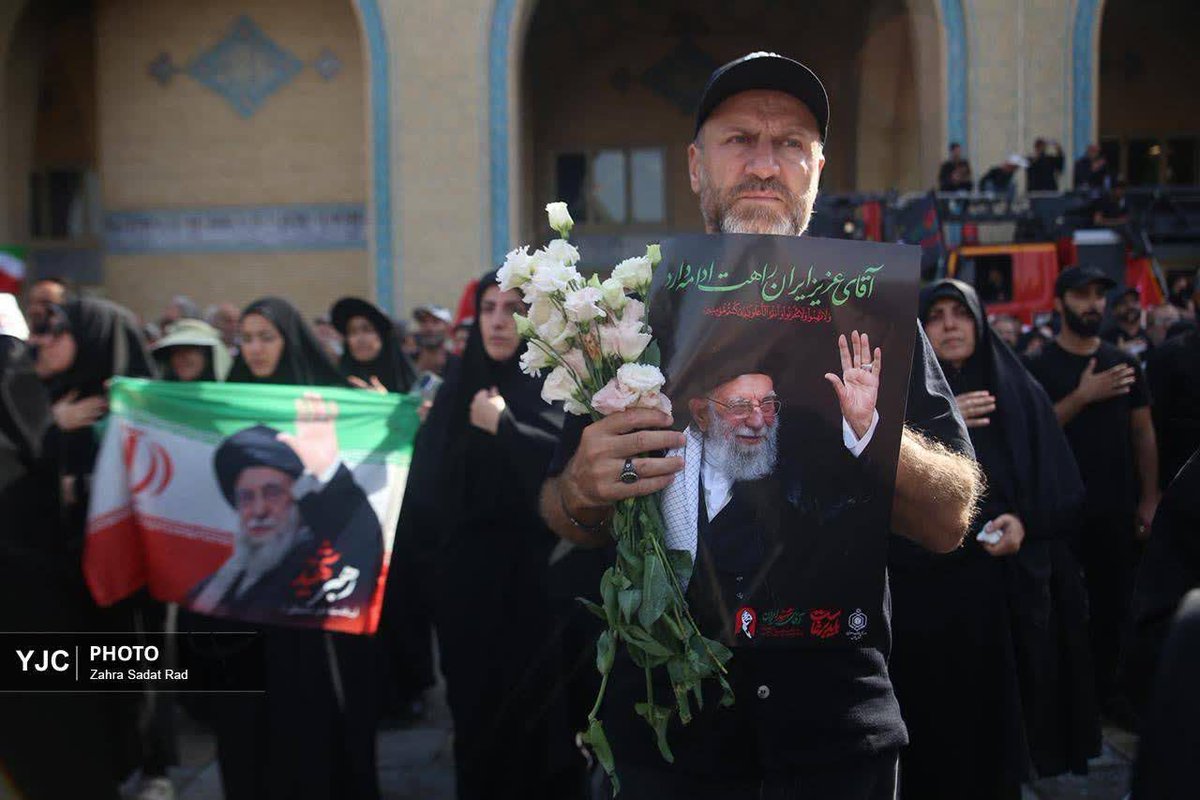 HashemiTahere's tweet photo. روی پوستر در دستش نوشته بود: 
آقای عزیز ایران راهت ادامه دارد
راست می‌گفت؛
این جمعیت،
این عذا،
از جنس غرور و غیرت است؛
این مردم محال است... بگذارند این پرچم روی زمین بماند...
#باید_برخاست
#کشور_دوست https://t.co/vbmGHyPCmY